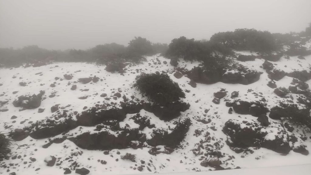 Las cumbres del Archipiélago han amanecido con nieve este lunes tras un fin de semana marcado por tormentas, viento y granizo