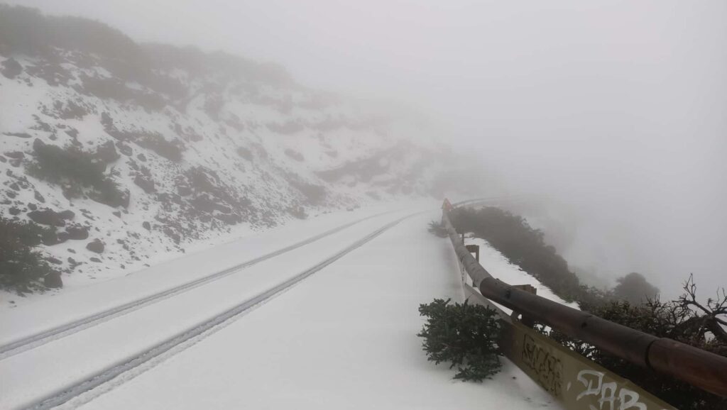 Las cumbres del Archipiélago han amanecido con nieve este lunes tras un fin de semana marcado por tormentas, viento y granizo