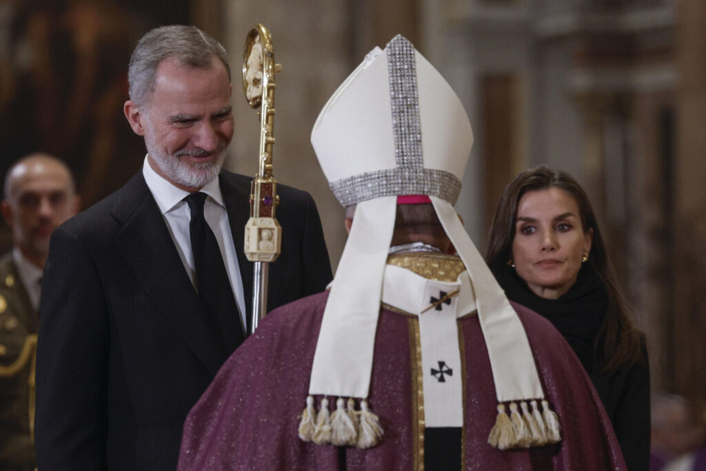 El rey Felipe VI y la reina Letizia durante el funeral por las víctimas de la DANA celebrado este lunes en la catedral de Valencia. EFE