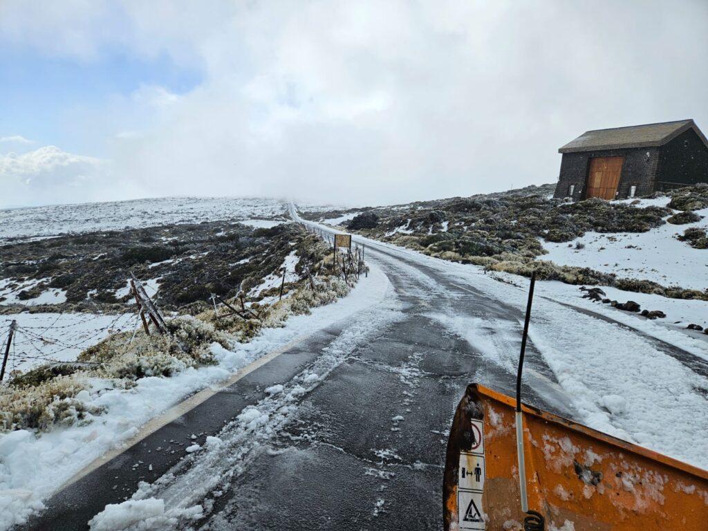 El Cabildo de Tenerife cierra de nuevo los accesos al Teide por hielo y granizo