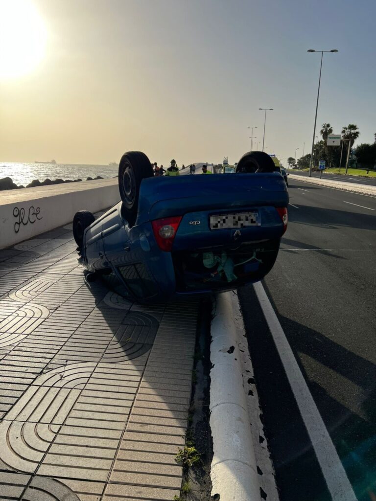 Estado en el que quedó el vehículo en la autovía de Las Palmas de Gran Canaria esta mañana / Policía Local Las Palmas de Gran Canaria
