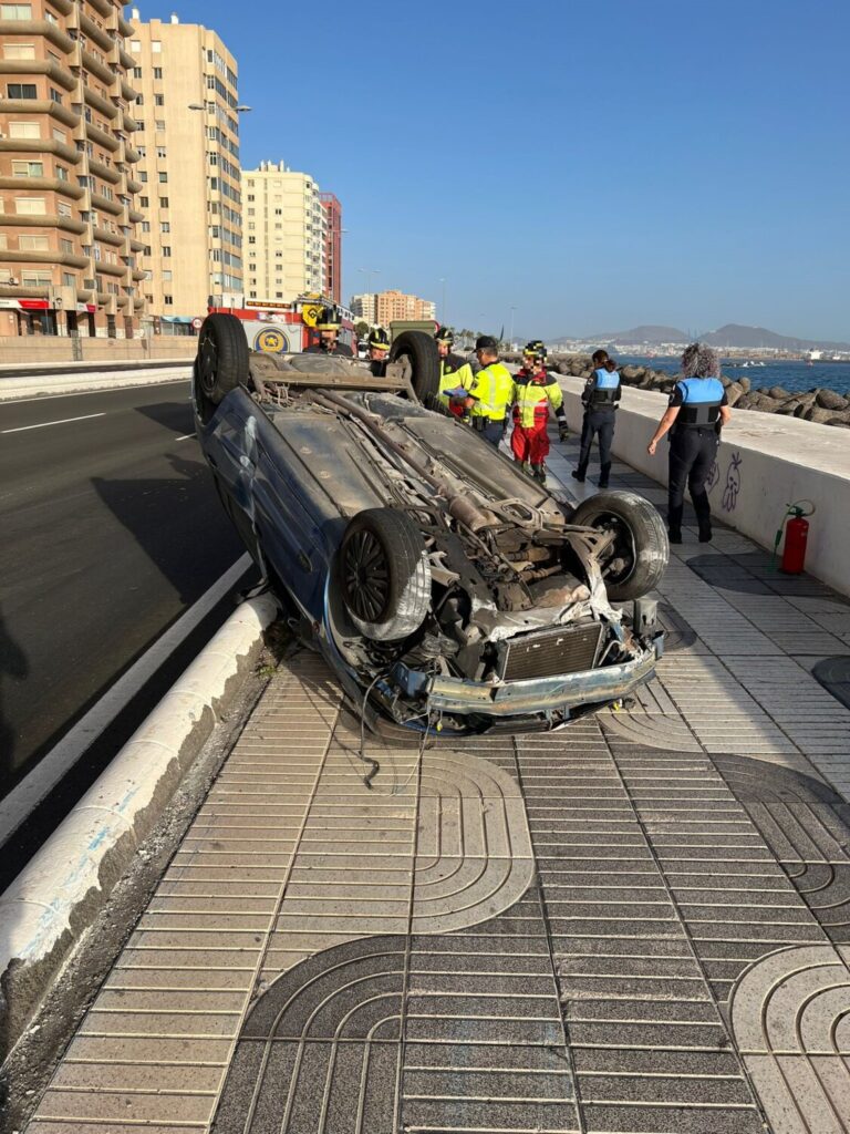 El vehículo quedó sobre la acera de la avenida marítima. Afortunadamente no pasaba nadie por la zona en el momento del impacto / Policía Local de Las Palmas de Gran Canaria