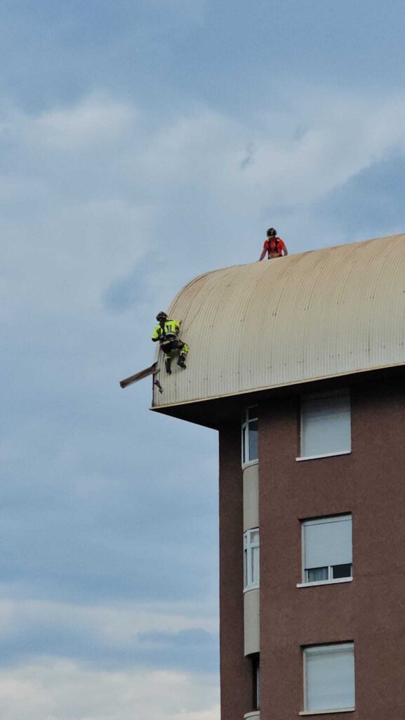 Actuación de Bomberos de Tenerife para retirar elementos sueltos de fachadas como consecuencia del viento / Bomberos de Tenerife / Moisés Pérez 