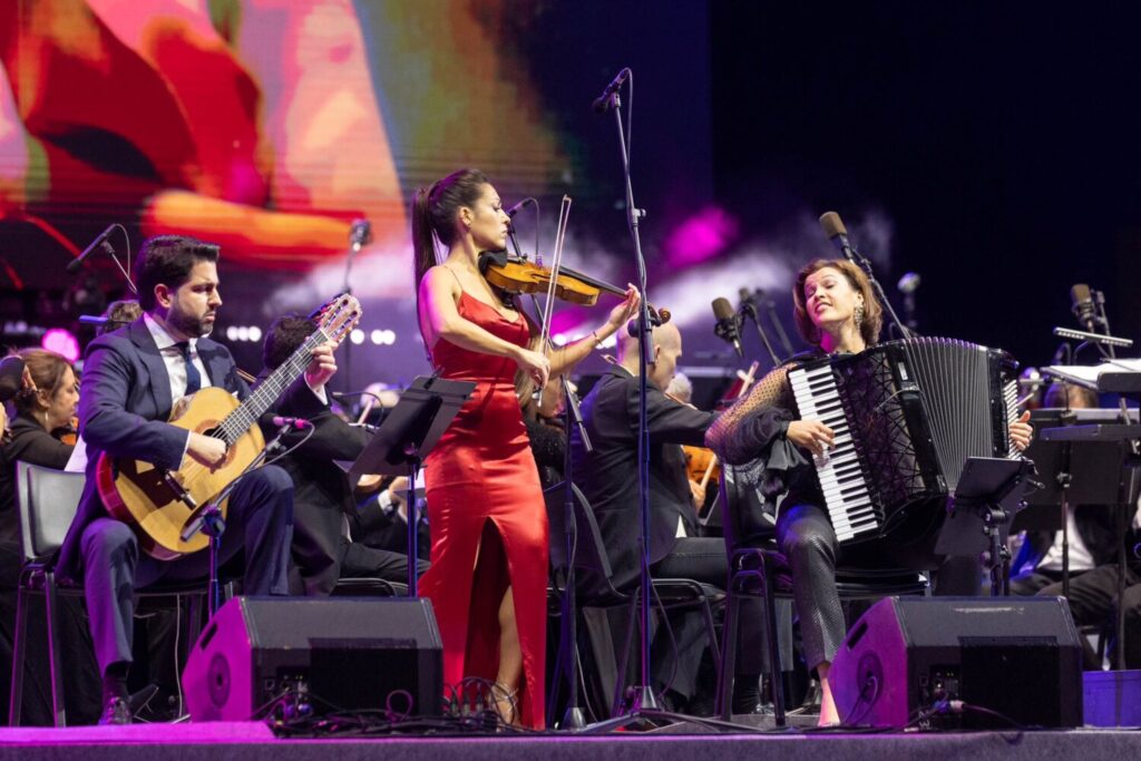 Varios artistas solistas invitados en esta ocasión: el guitarrista Rafael Aguirre (i), la acordeonista Ksenija Sidorova (d) y la violinista Leticia Moreno (c) / OST