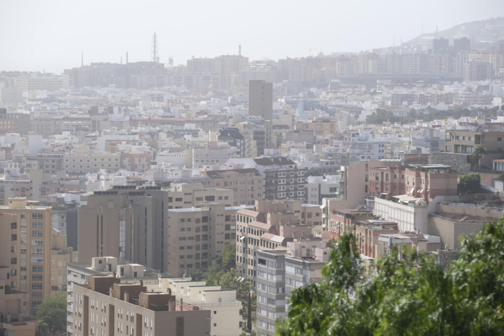 Imagen de Santa Cruz de Tenerife con calina/EFE