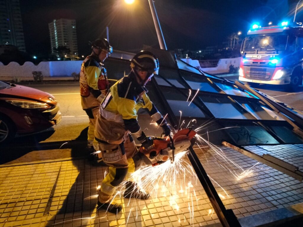 Bomberos de Tenerife actuando por las incidencias del viento / Cabildo de Tenerife 