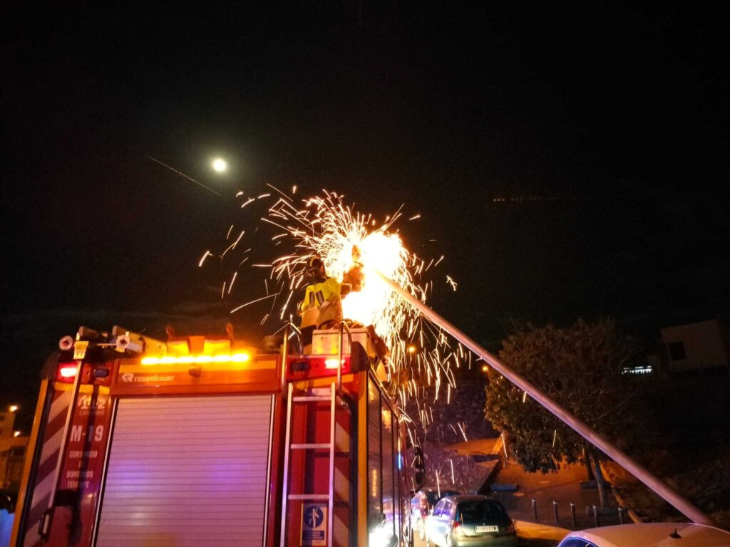 Actuaciones de los Bomberos de Tenerife en farolas y postes como consecuencia de las fuertes rachas de viento / Bomberos de Tenerife 