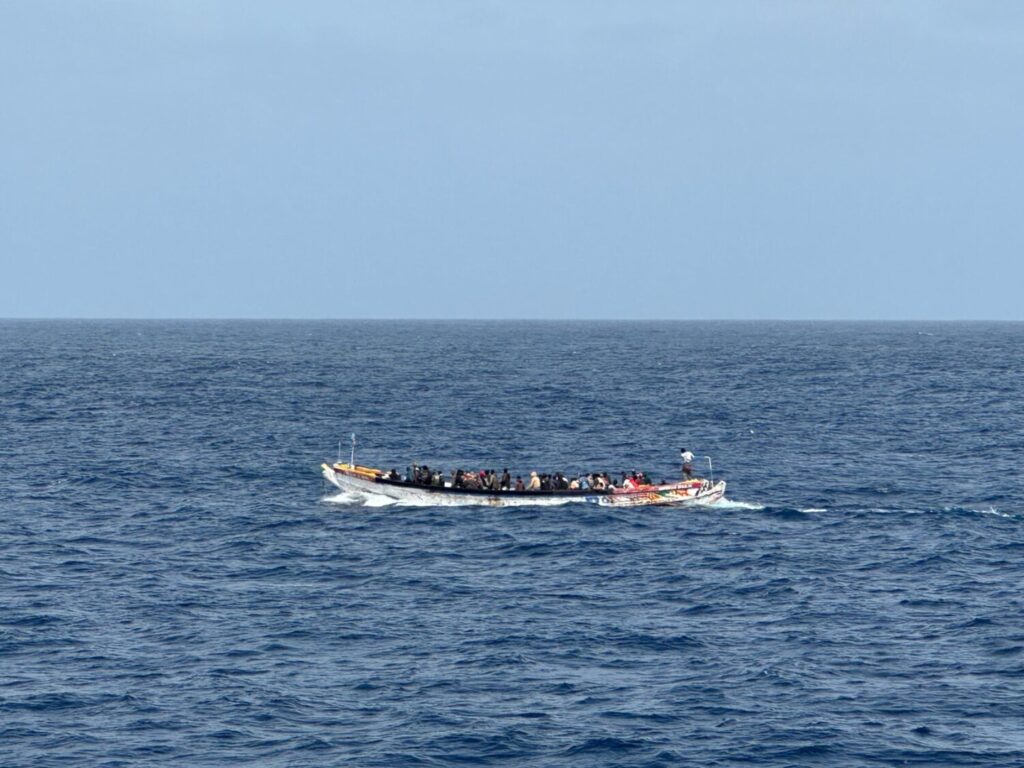 El último de los cayucos se localizó a las 06.00 horas de esta jornada a una milla y media de El Hierro