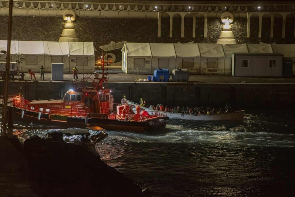 Cruz Roja prestó asistencia en el muelle de La Restinga a los ocupantes del cayuco que llegó en la madrugada de Navidad a El Hierro. / Imagen de archivo / Europa Press 