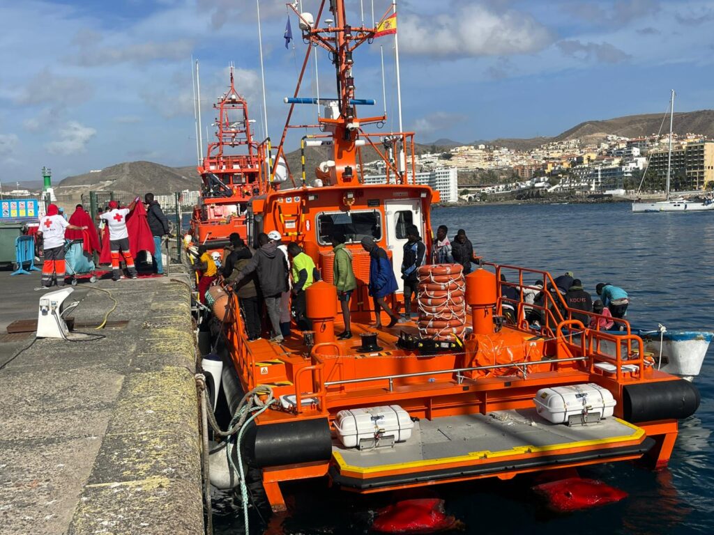 Trasladados a Gran Canaria los ocupantes del segundo cayuco que ha sido localizado cerca de Canarias este día de Navidad / RTVC / Isaías Santana