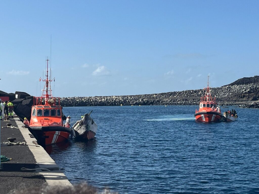 Rescate de un segundo cayuco en las proximidades de El Hierro por parte de Salvamento Marítimo y trasladados al muelle de La Restinga / RTVC 