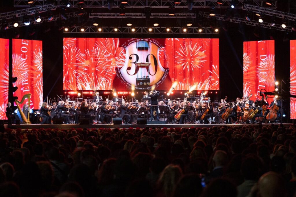 La Orquesta Sinfónica de Tenerife realizó un amplio repertorio en el que no faltaron los villancicos en el puerto de Santa Cruz de Tenerife / OST