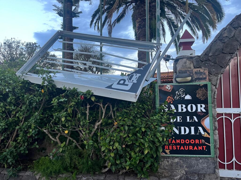 Destrozos en la cartelería de restaurantes en la zona de Guamasa (Tenerife) / Carolina Armas / La Radio Canaria 