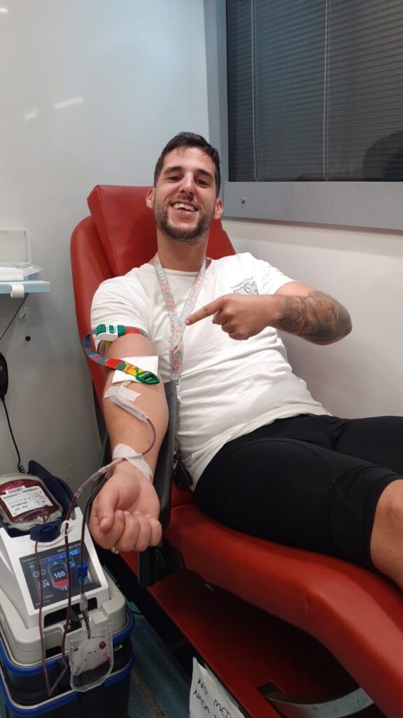 Para donar sangre es necesario tener entre dieciocho y 65 años (hasta sesenta si es su primera donación), pesar más de cincuenta kilos y no estar embarazada