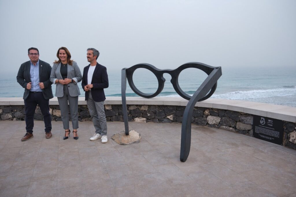 ‘Fuerteventura a través de su mirada’, un homenaje a Unamuno. Lola García, David de Vera y Raycon León en el acto del descubrimiento de la escultura conmemorativa por los cien años de Unamuno en Fuerteventura/ Cabildo de Fuerteventura.