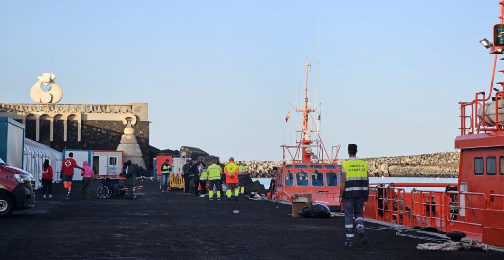 Al menos 300 personas migrantes han llegado a Canarias desde esta madrugada entre las que hay un fallecido