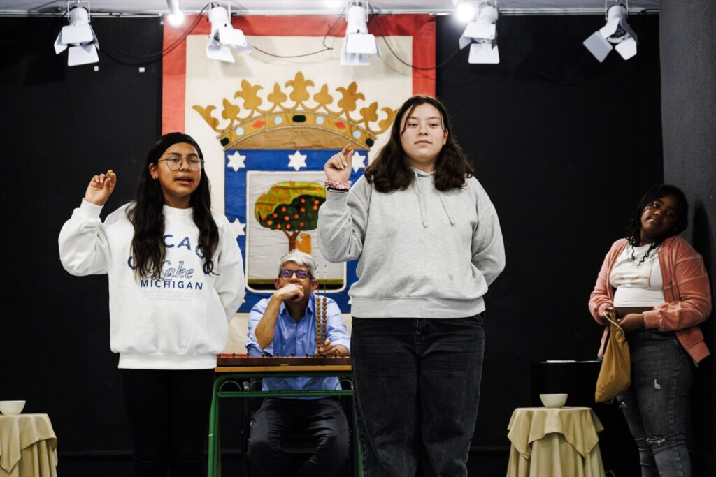 Dos niñas ensayan el Sorteo Extraordinario de la Lotería de Navidad, en el colegio de San Ildefonso. / Carlos Luján / Europa Press 