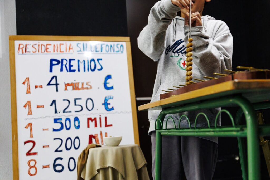 Un niño ensaya el Sorteo de Navidad, en el colegio de San Ildefonso / Carlos Luján / Europa Press 