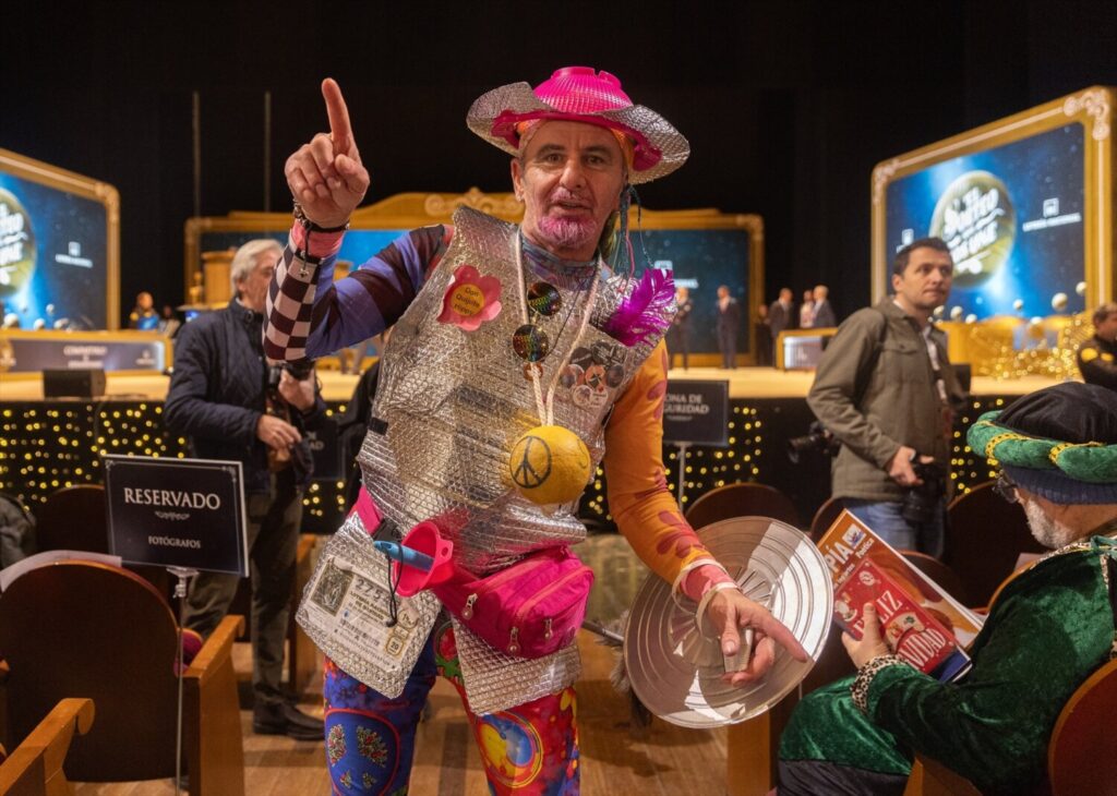 
Un hombre disfrazado antes de comenzar la celebración del Sorteo Extraordinario de la Lotería de Navidad 2024, en el Teatro Real / Europa Press
