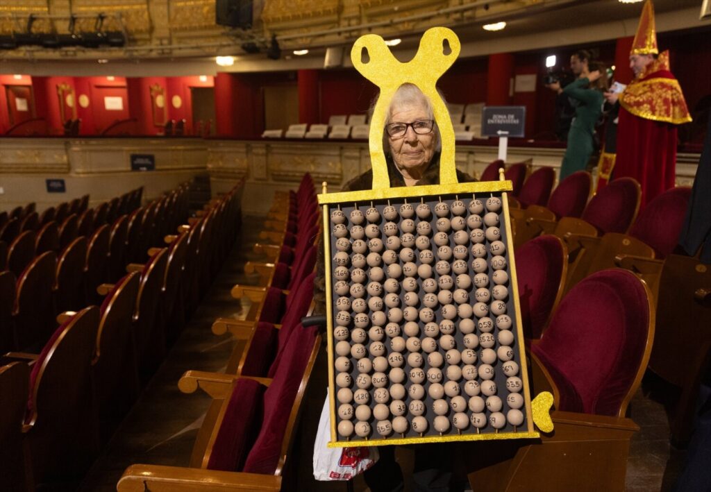 Manoli con un disfraz antes de la celebración del Sorteo Extraordinario de la Lotería de Navidad 2024, en el Teatro Real / Europa Press 