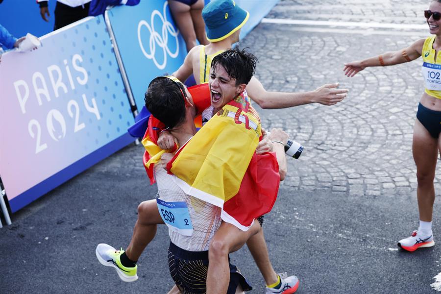 María Pérez y Álvaro Martín se proclamaron campeones olímpicos en el relevo de marcha atlética. EFE