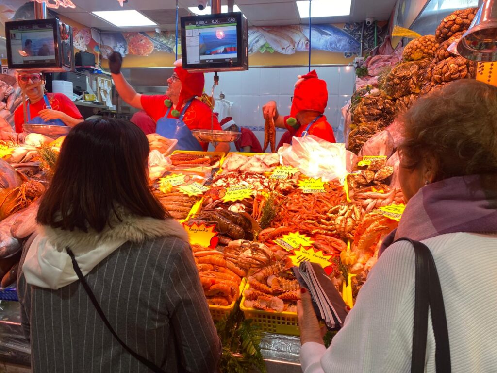 Ambiente navideño y festivo entre todos los puestos de los mercados en esta mañana del 24 de diciembre / RTVC / Estefanía de Blassio