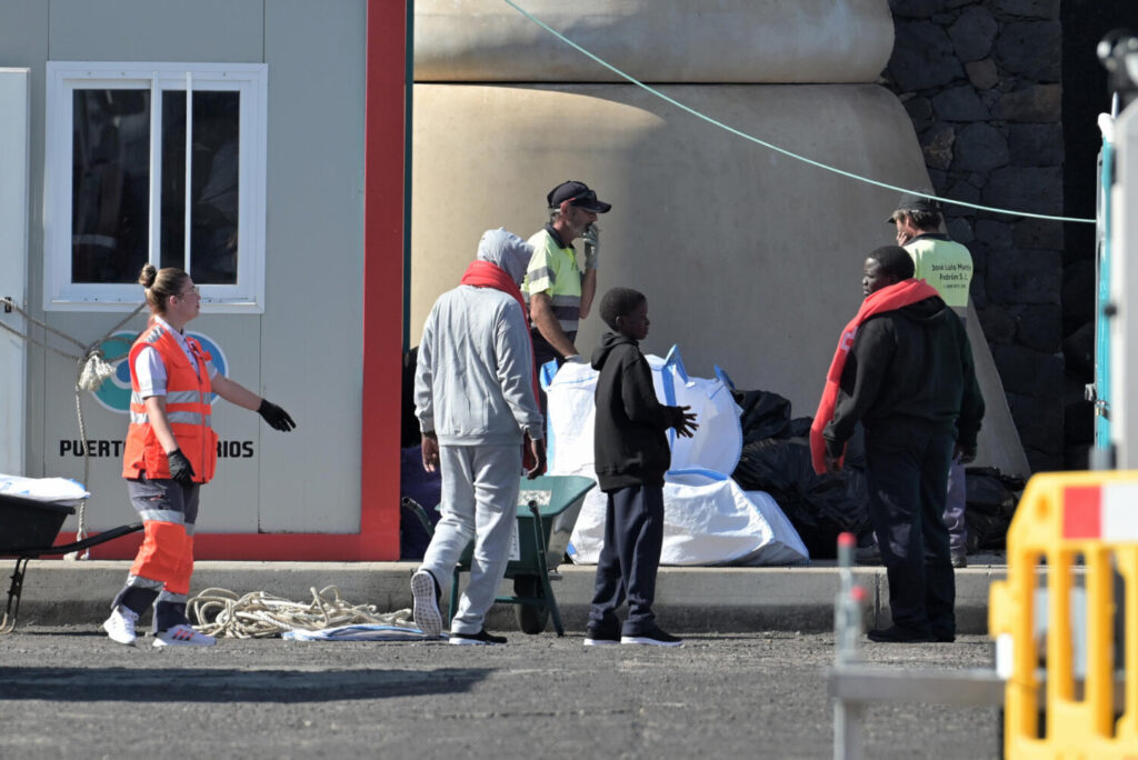 Salvamento Marítimo ha rescatado este martes con su embarcación Salvamar Adhara a 121 personas que viajaban en un cayuco . Imagen EFE / Gelmert Finol