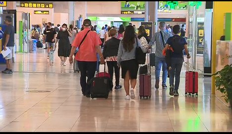 Los aeropuertos de Canarias han alcanzado durante esta jornada los 1.200 vuelos