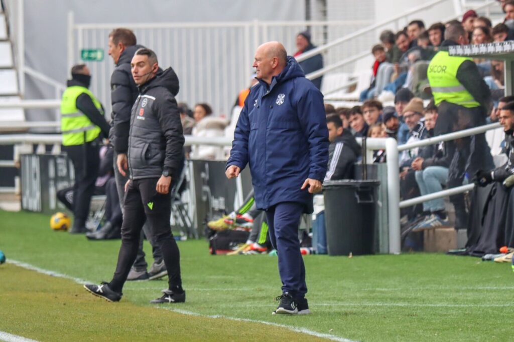 El CD Tenerife anuncia el fin de la relación laboral con el entrenador Pepe Mel. 