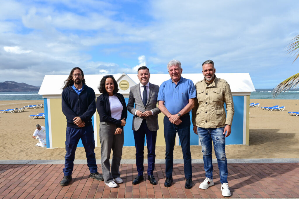 Se renueva la imagen de las casetas de Las Canteras. Pedro Quevedo, concejal de Ciudad de Mar y Teodoro Sosa, consejero de Presidencia visitando la renovación de las casetas de Las Canteras/ Ayuntamiento de Las Palmas de Gran Canaria.