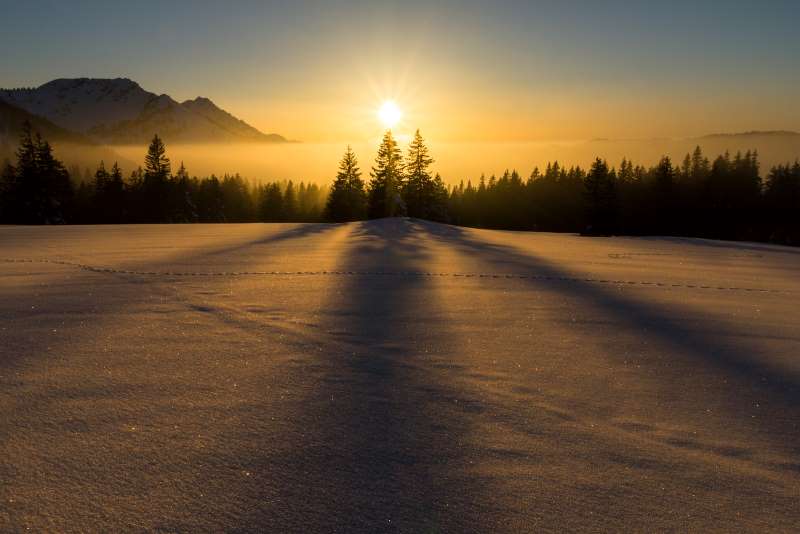 Durante el solsticio de invierno, los rayos solares alcanzan su mayor oblicuidad sobre el hemisferio norte