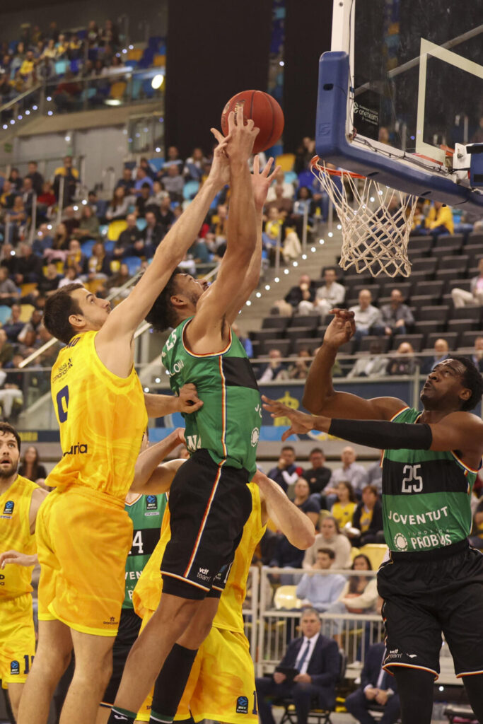  El jugador de Dreamland Gran Canaria NIco Brussino (i) y el jugador de Joventut Badalona Kaiser Evan Bray-Gates (c) durante el partido de la jornada 15 de la Eurocopa que ambos equipos disputaron este miércoles en el Gran Canaria Arena, en Las Palmas de Gran Canaria. EFE