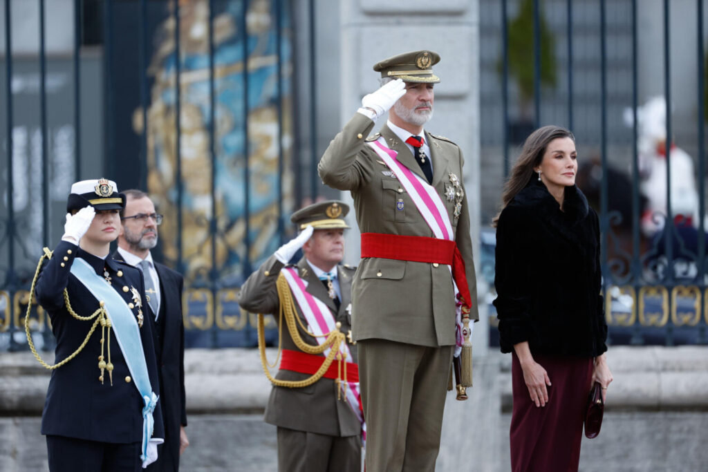 Los Reyes Felipe VI y Letizia, junto a la Princesa de Asturias, Leonor, escuchan el himno nacional, durante el acto castrense de la Pascua Militar este lunes en la Plaza de la Armería, frente al Palacio Real en Madrid. EFE