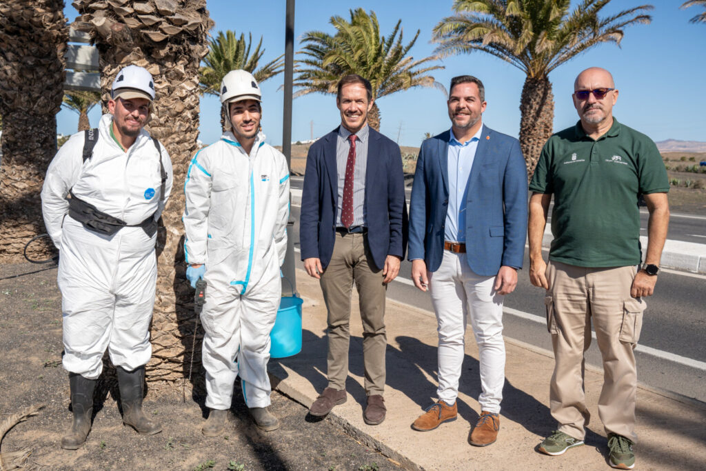 Se tratan más de 2.000 palmeras para combatir la plaga de Diocalandra en Lanzarote. El consejero de Transición Ecológica, Mariano Hernández Zapata y el vicepresidente del Cabildo de Lanzarote, Jacobo Medina, durante la visita a los trabajos que se están realizando en Lanzarote/ Transición Ecológica y Energía.