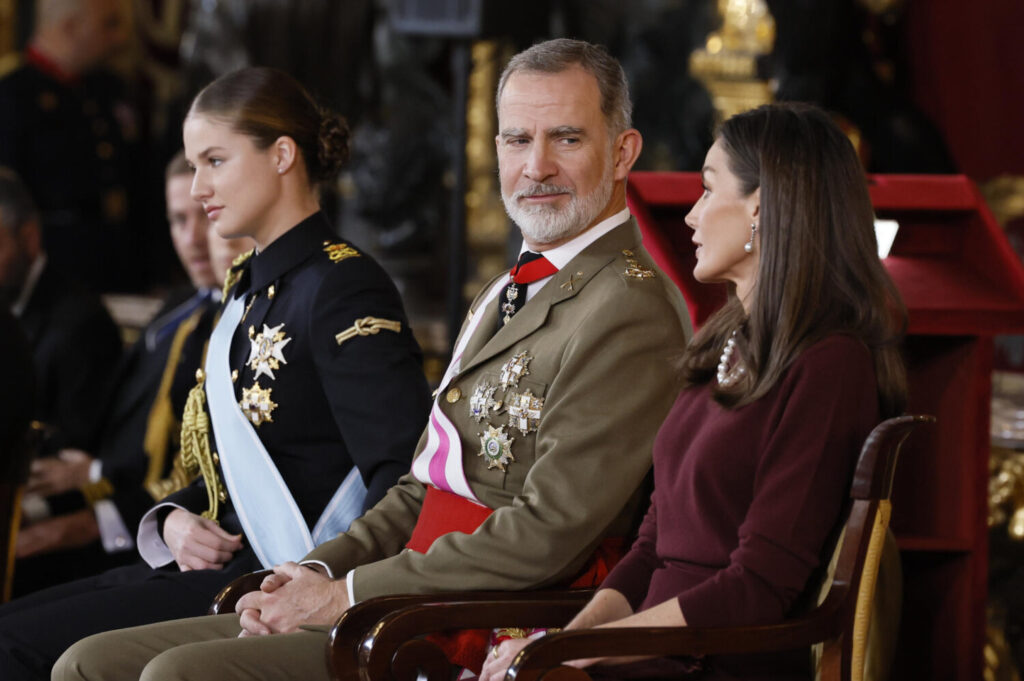 El rey Felipe VI, la reina Letizia y la princesa de Asturias, Leonor, durante la celebración de la Pascua Militar este lunes en el Palacio Real en Madrid. EFE