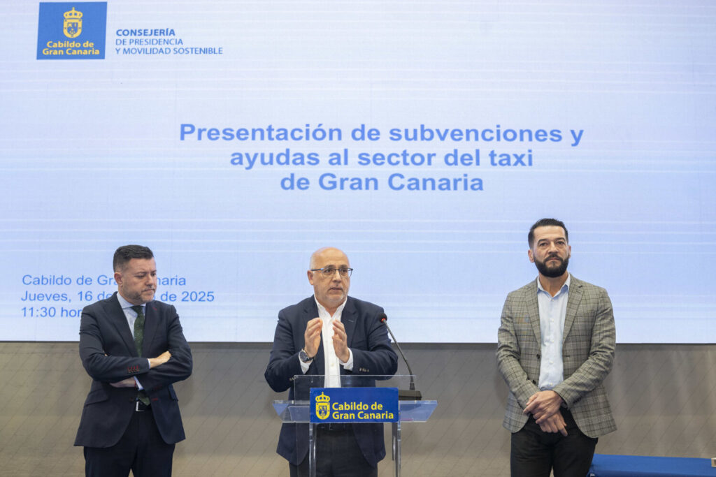 Gran Canaria dota a los taxis de un sistema de videovigilancia. Antonio Morales, presidente del Cabildo de Gran Canaria, junto a Teodoro Sosa, consejero de Movilidad Sostenible, y Cosme Damián Mesa, presidente de la Cooperativa de Productores Taxistas de Las Palmas, durante la Presentación de subvenciones y ayudas al sector del taxi de Gran Canaria/ Cabildo de Gran Canaria.