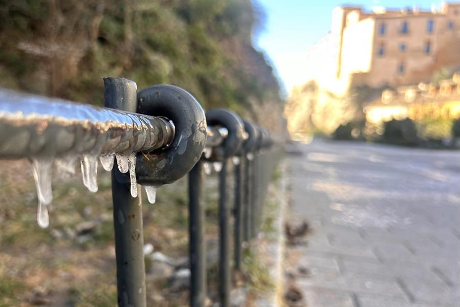 El frío de este lunes en la ciudad de Cuenca, con temperaturas de 4 grados bajo cero, ha hecho que se congele el agua de esta valla creando pequeños carámbanos. EFE/ Lorena Mayordomo
