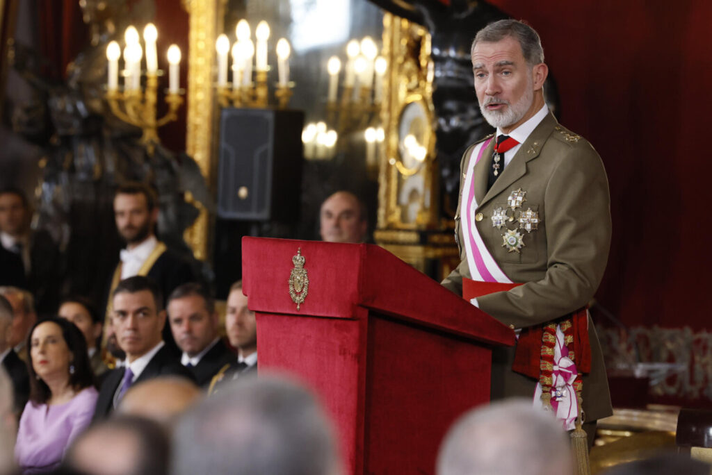 El rey Felipe VI pronuncia un discurso durante la celebración de la Pascua Militar este lunes en el Palacio Real en Madrid. EFE