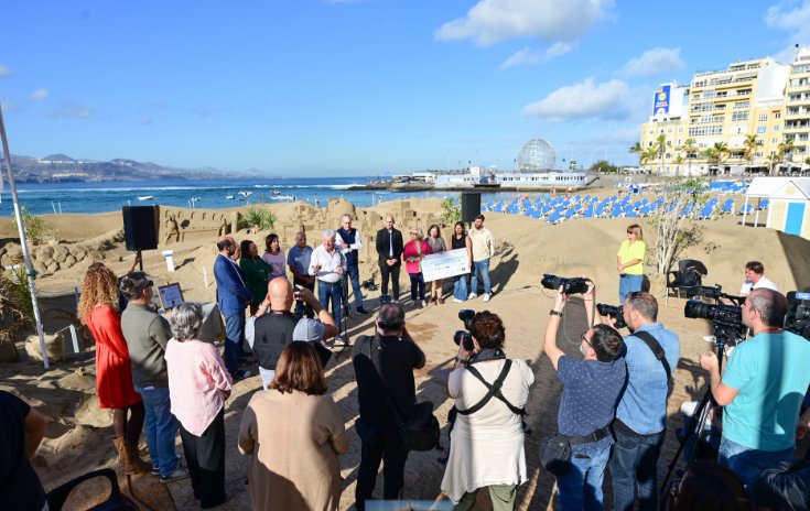 Acto de entrega del cheque a los comedores sociales en el acto de clausura del 19 Belén de Arena de la Playa de Las Canteras, en Las Palmas de Gran Canaria/Visit LPA