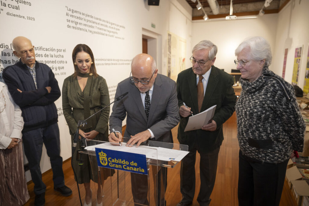 El Cabildo de Gran Canaria recibe un nuevo envío del Archivo Negrín. Los miembros de la Fundación Juan Negrín recibiendo la donación del Cabildo de Gran Canaria, con Antonio Morales, presidente del Cabildo/ Cabildo de Gran Canaria.