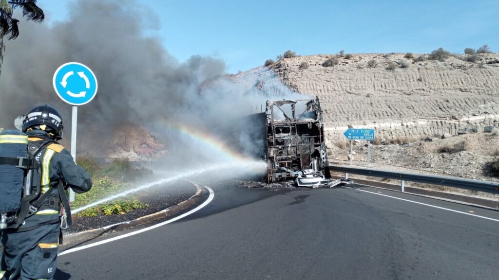 Efectivos del Consorcio de Bomberos de Tenerife han intervenido y extinguido el fuego, cuando la guagua se encontraba en la carretera TF-481