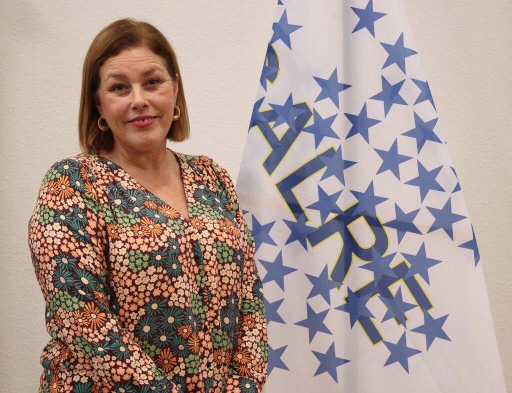 Astrid Pérez se convierte en la primera mujer canaria en presidir la CALRE. Astrid Pérez, junto a la banderda del CALRE, que ahora preside/ Parlamento de Canarias.