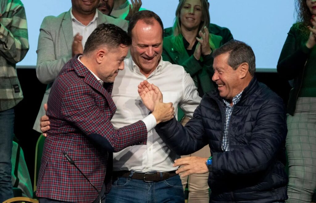 En la imagen, el presidente del Bloque Nacionalista Rural y alcalde de Gáldar, Teodoro Sosa (i), recibe las felicitaciones del alcalde de Agüimes, Oscar Hernández (c), y del alcalde de Tejeda, Francisco Juan Perera Hernández (d). EFE/Quique Curbelo