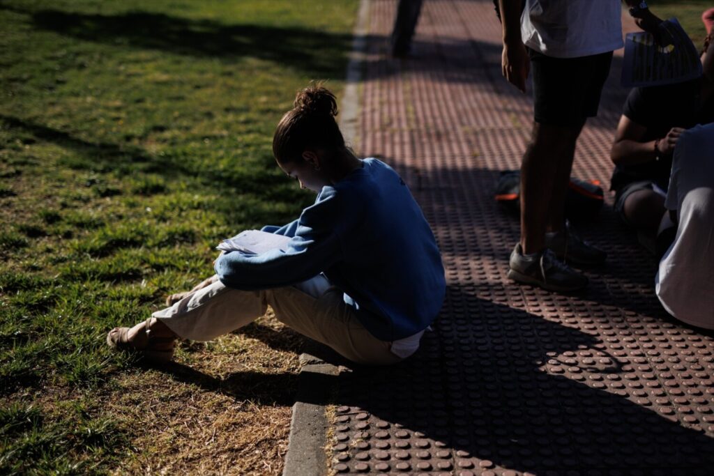 Una estudiante repasa apuntes antes de iniciar los exámenes del primer día de la Evaluación de Acceso a la Universidad (EvAU),  en la Universidad Autónoma de Madrid