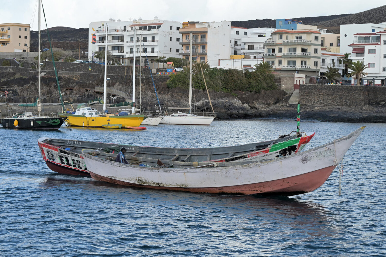 Fallece una de las 810 personas que han llegado a El Hierro, Tenerife y Gran Canaria a bordo de 10 cayucos