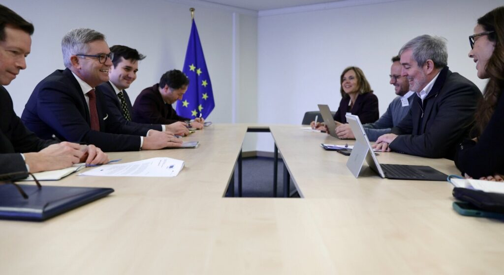 Reunión en Estrasburgo entre el presidente de Canarias, Fernando Clavijo, y Magnus Brunner, comisario de Asuntos Internos y Migración. Imagen:  Presidencia del Gobierno