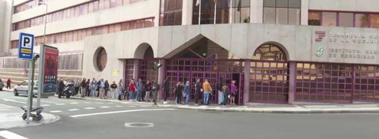 Siguen las largas colas en la Seguridad Social de Las Palmas de Gran Canaria