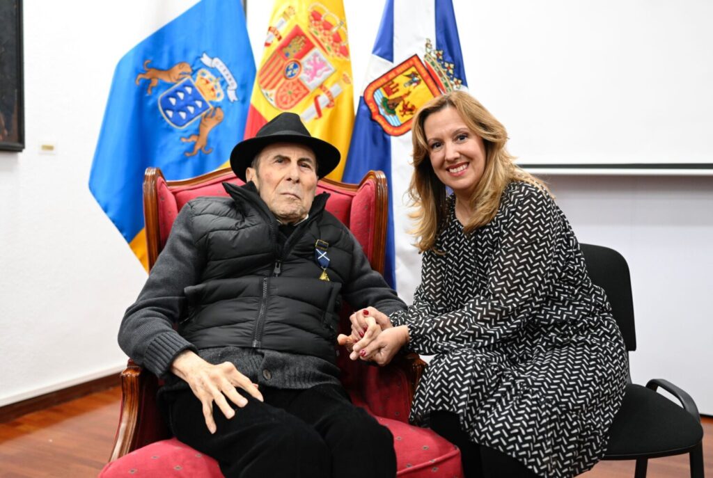 El pintor Cristino de Vera y la presidenta del Cabildo de Tenerife, Rosa Dávila, tras el acto de entrega de la Gran Distinción de Nivaria