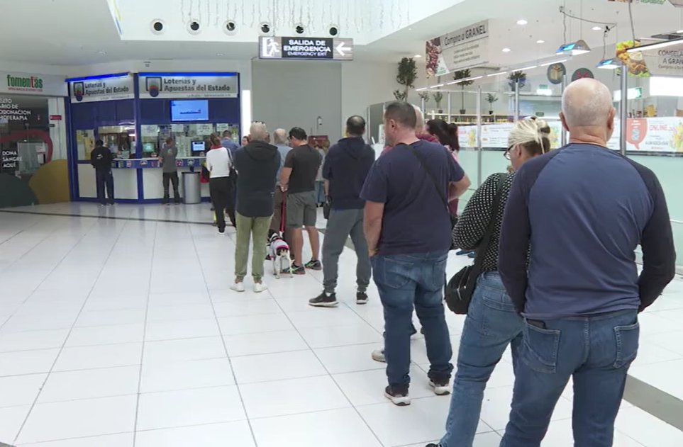 Decenas de personas hacen cola en la administración de un centro comercial de Telde, en Gran Canaria. RTVC