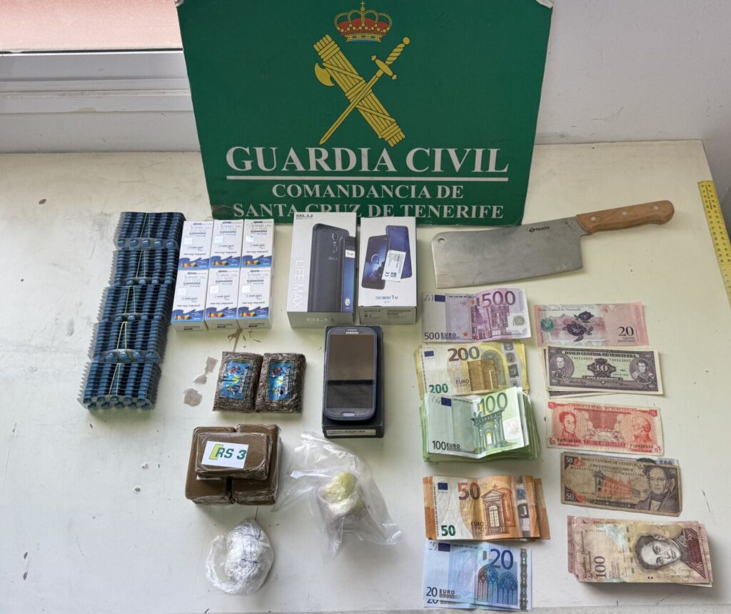 Imagen del material incautado durante la operación policial, en el que se pude ver diferentes tipos de droga, teléfonos móviles, un machete y dinero en efectivo